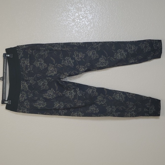 Athleta Women's Olive Floral Trekkie North Printed Jogger Size 6 Athleisure - Picture 6 of 8